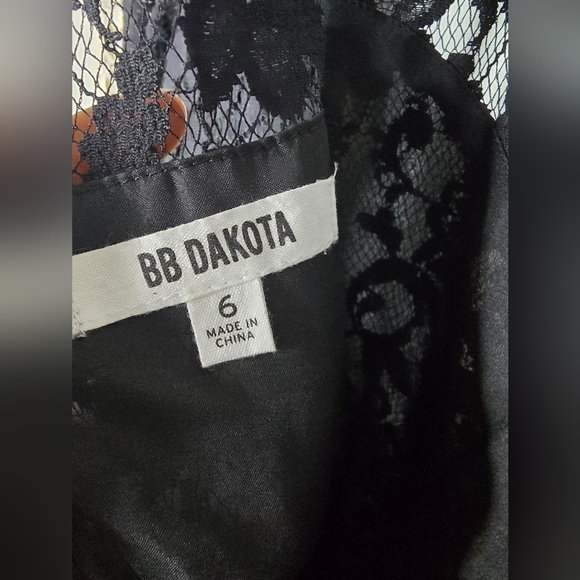 Long lace sleeves mini romper - Picture 7 of 9